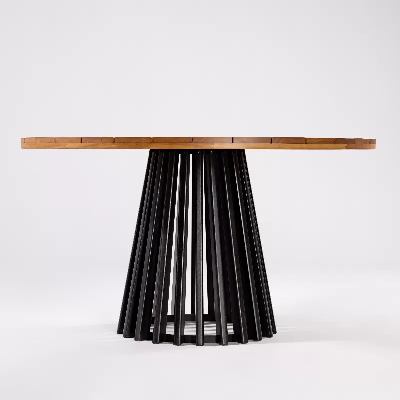 Mesa redonda de madeira com base preta
