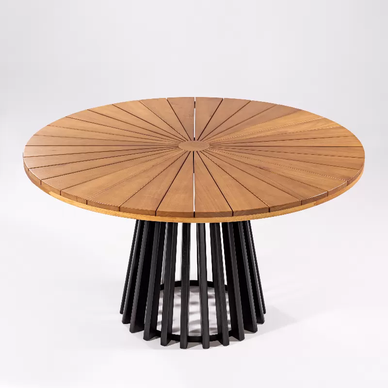 Mesa redonda de madeira com base preta